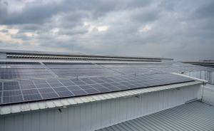 Tại khu công nghiệp, khi kết hợp điện mặt trời áp mái với BESS, các doanh nghiệp giảm được phụ thuộc vào nhiên liệu hóa thạch, giảm chi phí điện...